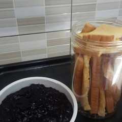 รูปของ Roti bakar kering margarin dan selai anggur home made 😊 😊