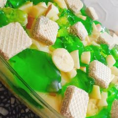 A picture of Jello custard with fruits n waffers.