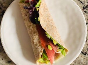 Una foto de Wrap de jamón, guacamole y lechuga