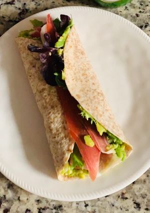 Una foto de Wrap de jamón, guacamole y lechuga