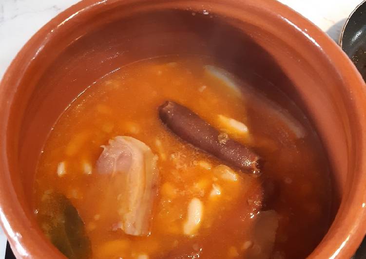 Fabada asturiana en olla de barro