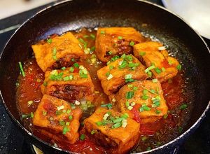 Hình của món Đậu hũ nhồi thịt sốt cà.