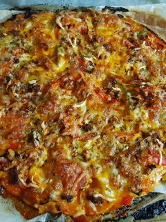 Una foto de Pizza de carne y verduras