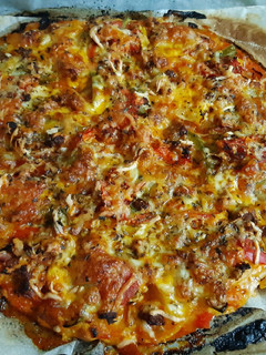 Una foto de Pizza de carne y verduras