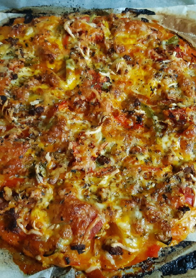 Una foto de Pizza de carne y verduras