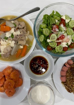 Hình của món Cơm nhà với tôm sốt mayonnaise, canh ba chỉ heo củ quả, salad trộn phô mai.