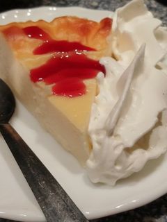 Una foto de Tarta de Yogurt de coco, fresa y nata