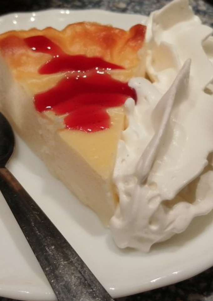Una foto de Tarta de Yogurt de coco, fresa y nata