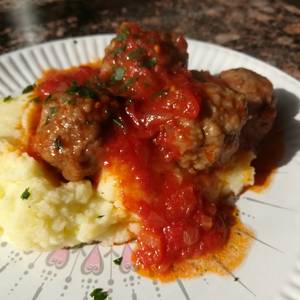 Albóndigas con salsa de tomates y puré