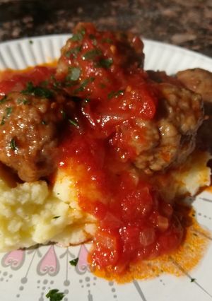 Una foto de Albóndigas con salsa de tomates y puré