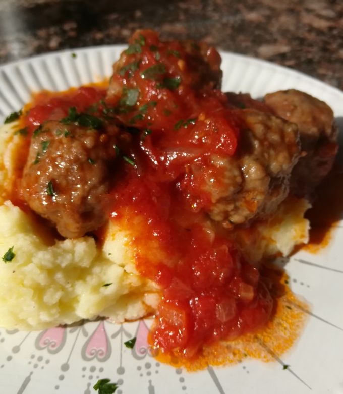 Una foto de Albóndigas con salsa de tomates y puré