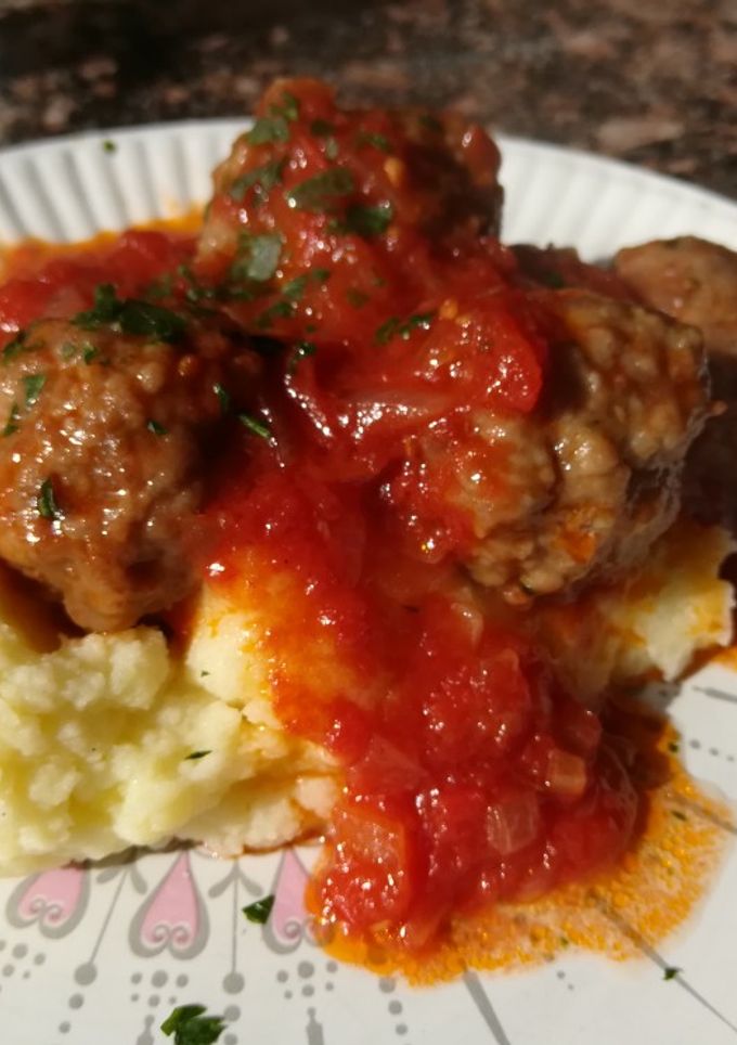 Una foto de Albóndigas con salsa de tomates y puré