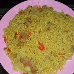 A picture of Noddles with sausages.