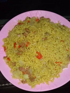 A picture of Noddles with sausages.