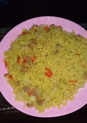 A picture of Noddles with sausages.