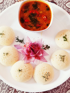 रवा इडली सांबर (Rava Idli and Sambar Recipe in Hindi) रेसिपी मुख्य फोटो