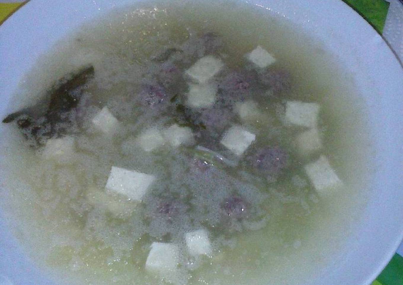 Sopa con tofu y albóndigas