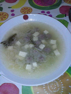Una foto de Sopa con tofu y albóndigas