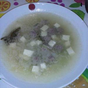 Sopa con tofu y albóndigas