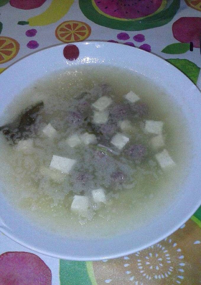 Una foto de Sopa con tofu y albóndigas