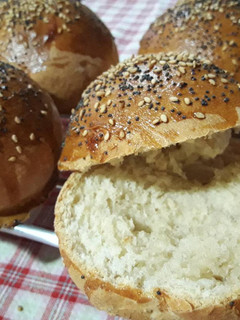 Una foto de Pan de hamburguesa con semillas de sésamo y amapola