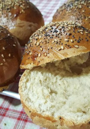 Una foto de Pan de hamburguesa con semillas de sésamo y amapola