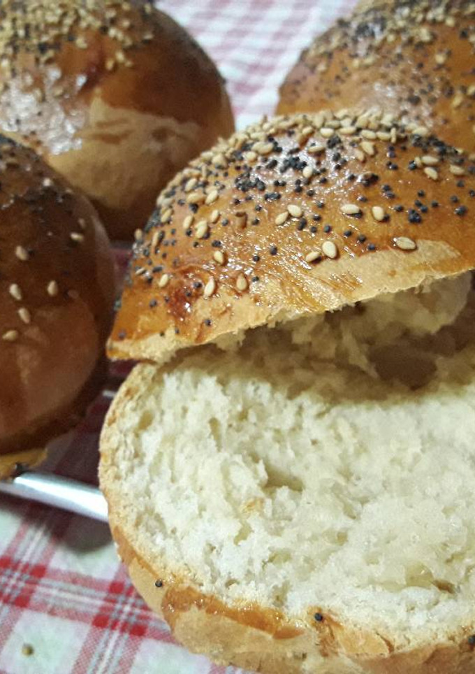 Una foto de Pan de hamburguesa con semillas de sésamo y amapola