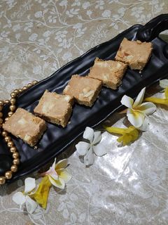 रवा बेसन बर्फी (rava besan barfi recipe in marathi) रेसिपी चे मुख्य फोटो