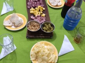 Una foto de Picada bien argentina..para deleitarse básico de cocina 🍑