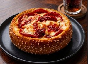 Zdjęcie przepisu Zapiekanka z salami, serem i pieczarkami.