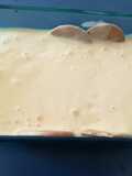 Postre de helado de vainilla con mango