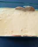Postre de helado de vainilla con mango