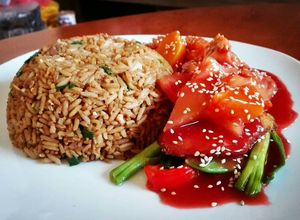 Una foto de Pollo Tipakay & Arroz Chaufa de Pollo 🍍🥢