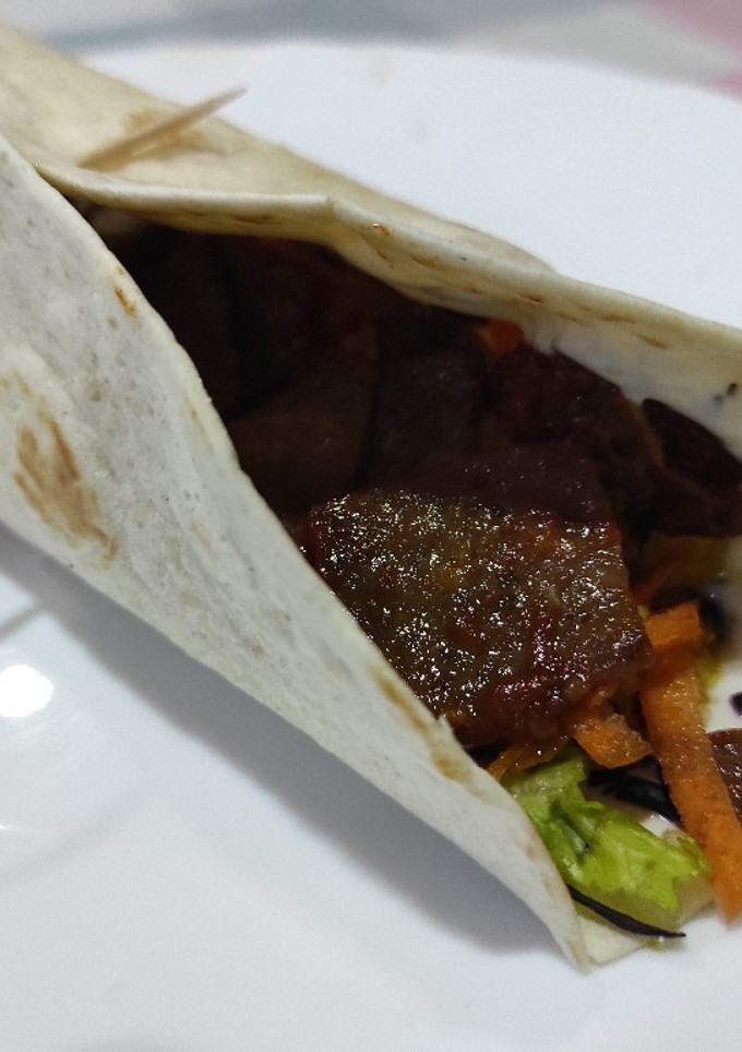 Una foto de Fajitas de kebab con salsa de yogurt picante