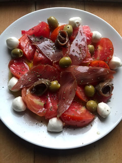 Una foto de Ensalada de tomate y mojama