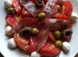 Una foto de Ensalada de tomate y mojama