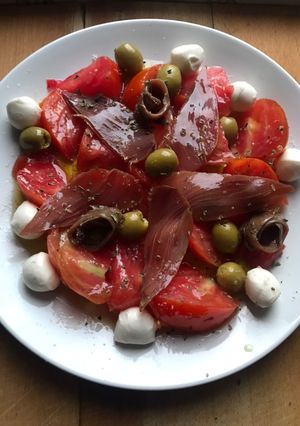 Una foto de Ensalada de tomate y mojama