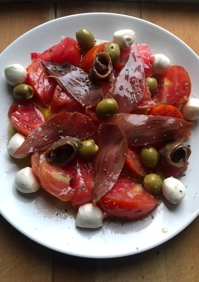 Una foto de Ensalada de tomate y mojama