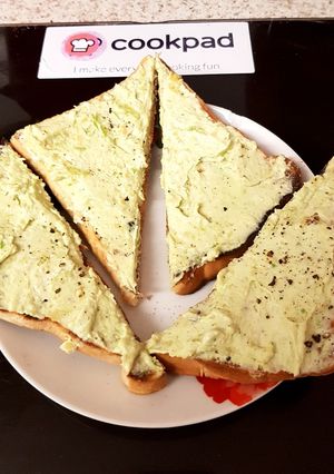 A picture of My Avocado soft cheese & Herbs on Toast. 😘.