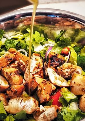 Фото Салат з куркою🍗 та авокадо, заправлений оливковою олією.