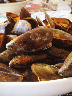 Una foto de Mejillones a la brasa con laurel
