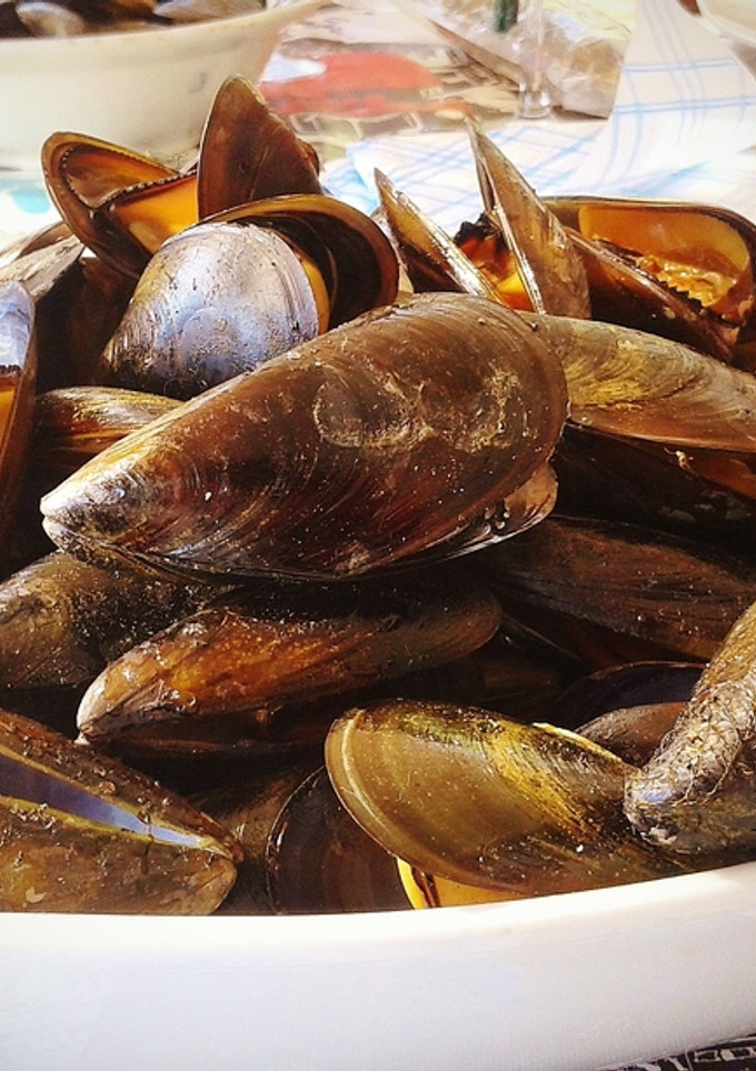 Una foto de Mejillones a la brasa con laurel