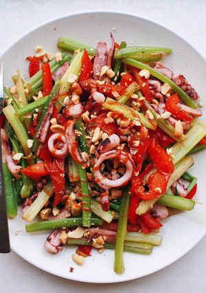 Hình của món Mực xào cần tây ớt chuông topping lạc rang (eat clean).