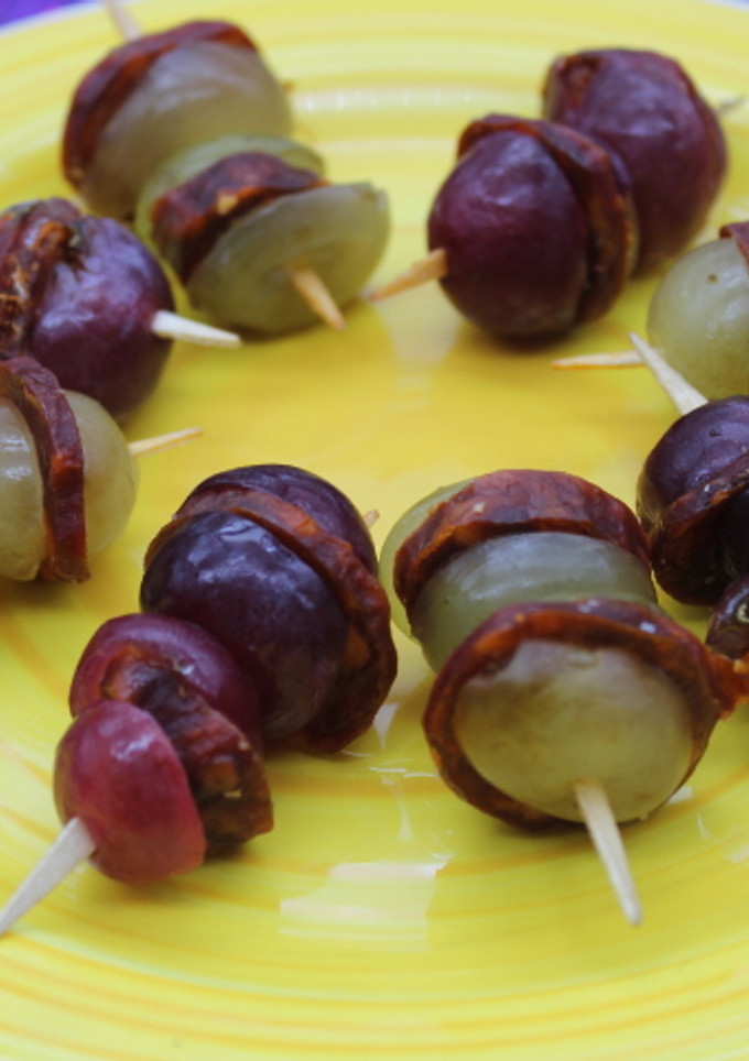Una foto de Uvas con chorizo