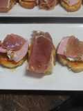 Pan con jamón, queso y mortadela