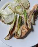 Salmón y cebollas en airfryer, con ensaladita de rúcula
