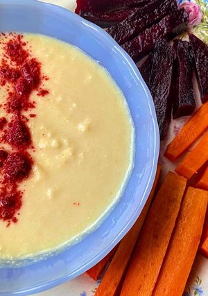 Una foto de Hummus de garbanzos acompañado de remolacha y zanahoria