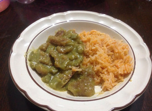 Una foto de Chicharrón en salsa verde con nopales