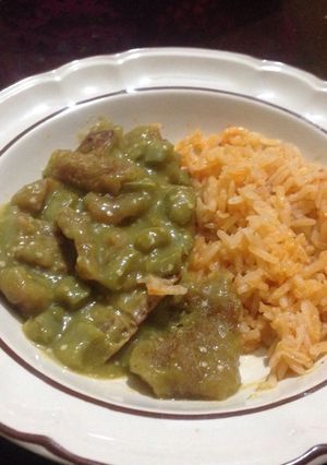 Una foto de Chicharrón en salsa verde con nopales
