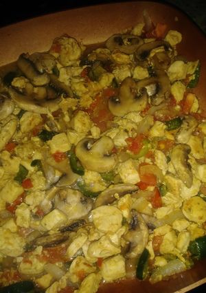 Una foto de Pechuga de pollo con champiñones☺